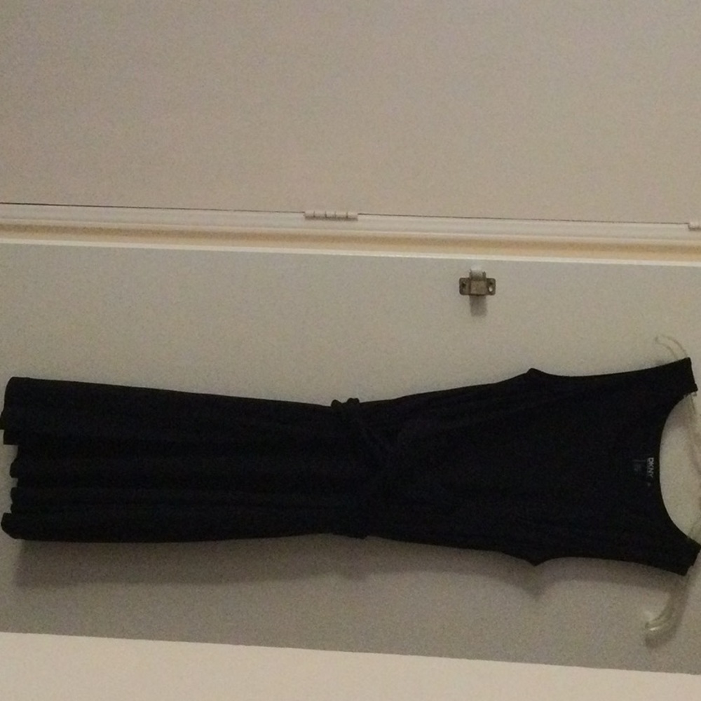 Dkny above knees black dress. 90%cotton 10%elastic. Comfy and stylish in size xs
